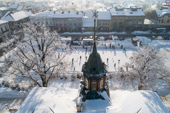 Nowy Targ, panorama na lodowisko przez ratusz. EU, PL, malopolskie, Lotnicze